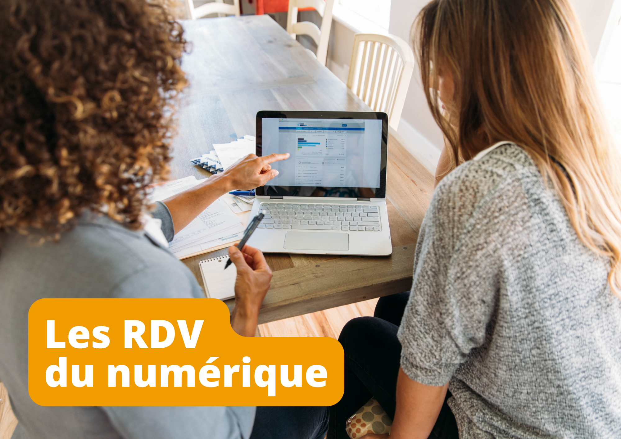 femmes devant un ordinateur portable